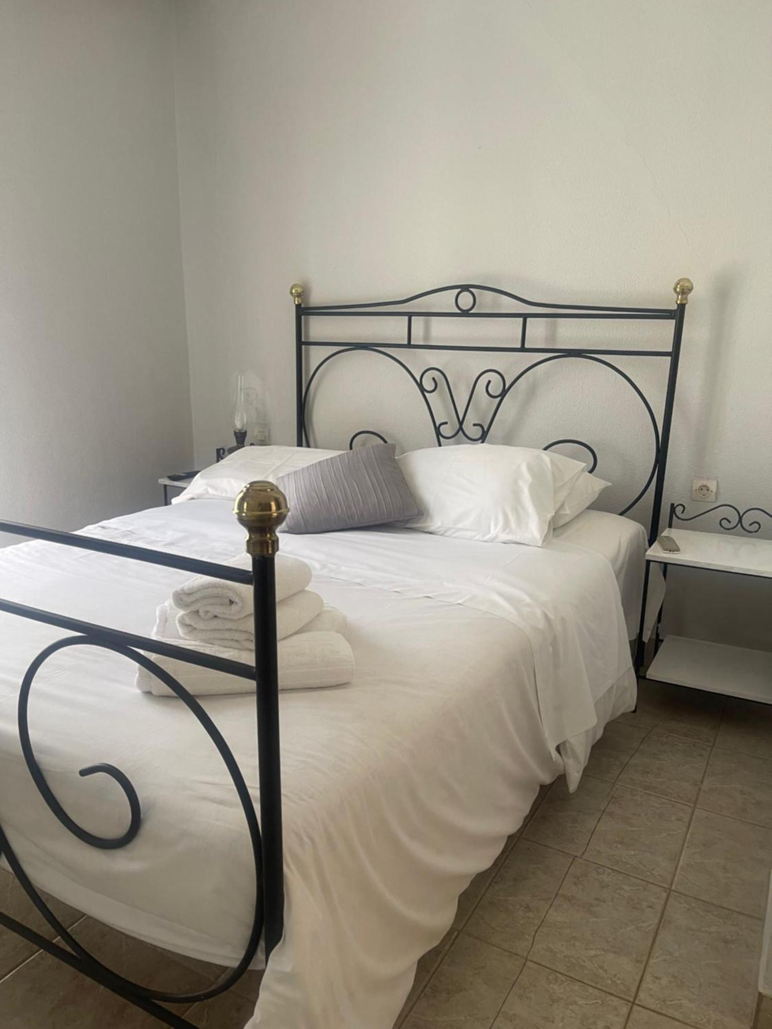 Bed and Breakfast Lithos By The Sea Néon Oítilon Exterior foto