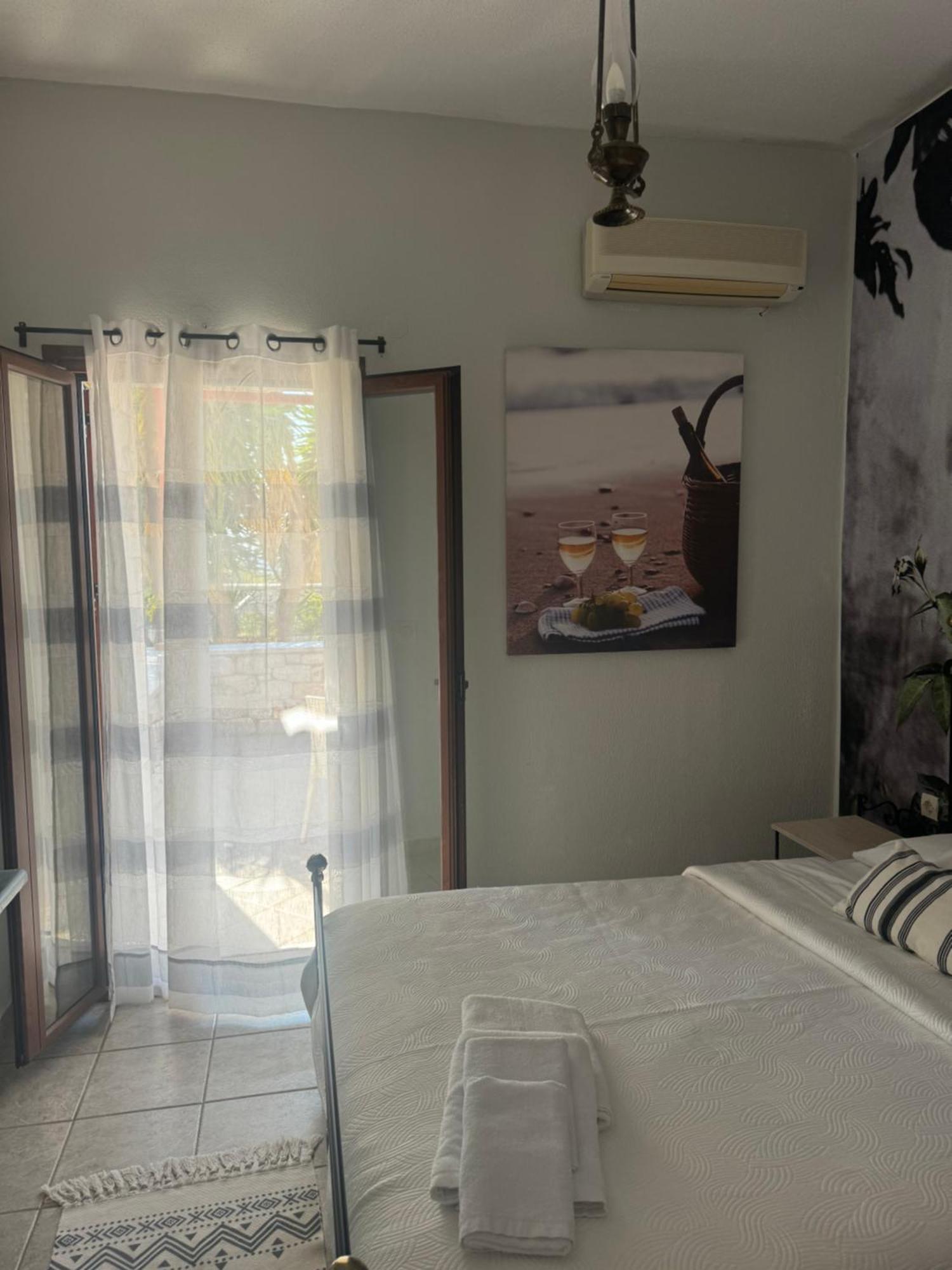 Bed and Breakfast Lithos By The Sea Néon Oítilon Exterior foto